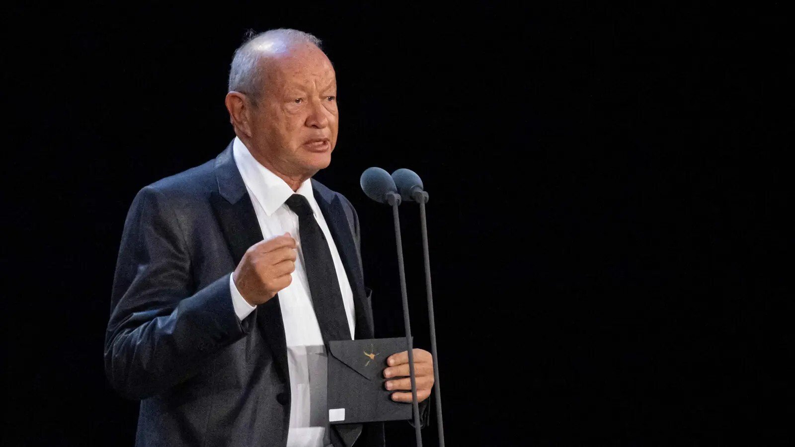 نجيب ساويرس يحذر من "كارثة" تهدد ثروات مصر وتسيء لسمعتها 